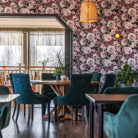 Hotell Kung Goesta By First Мора Екстериор снимка