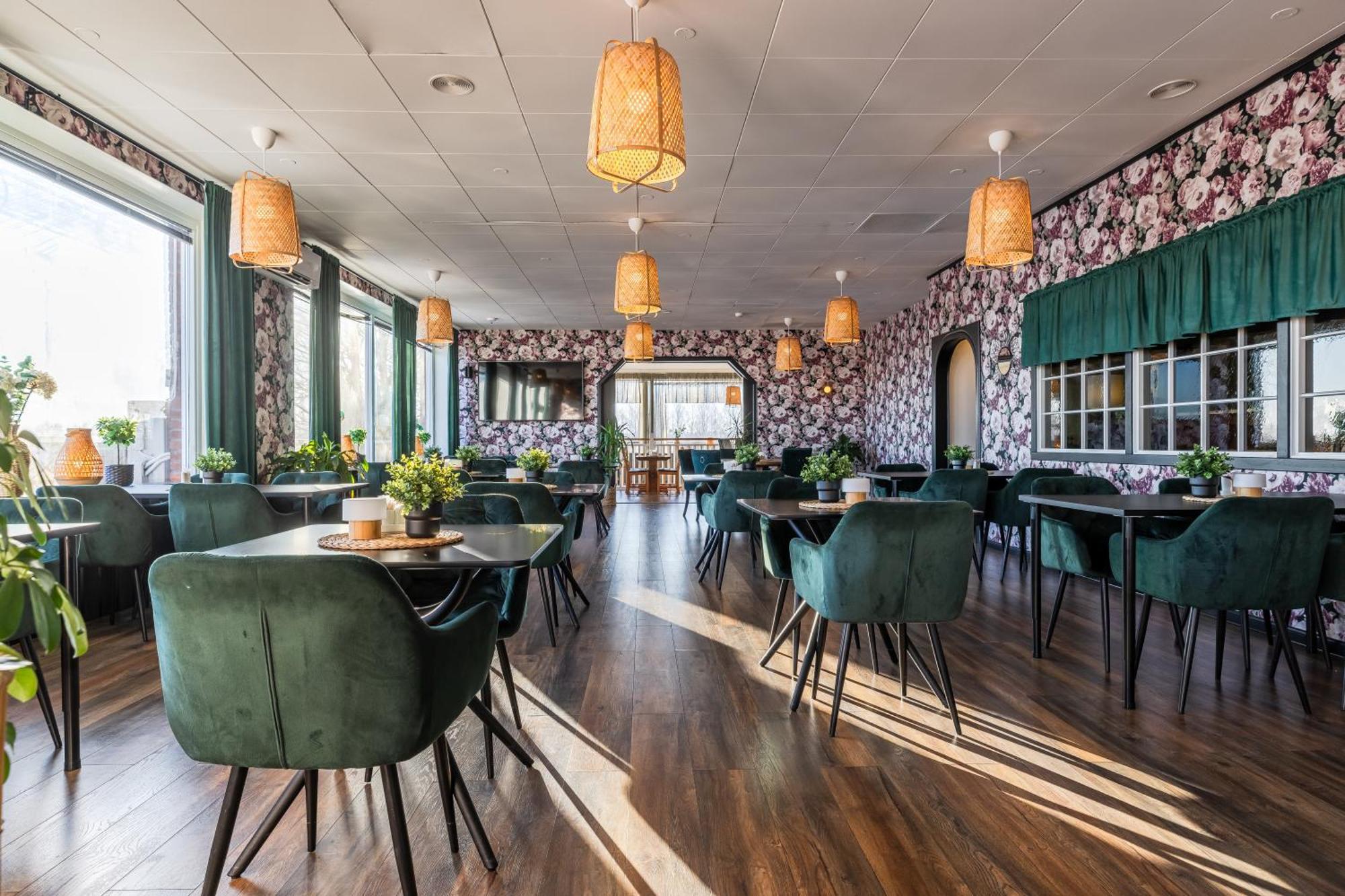 Hotell Kung Goesta By First Мора Екстериор снимка