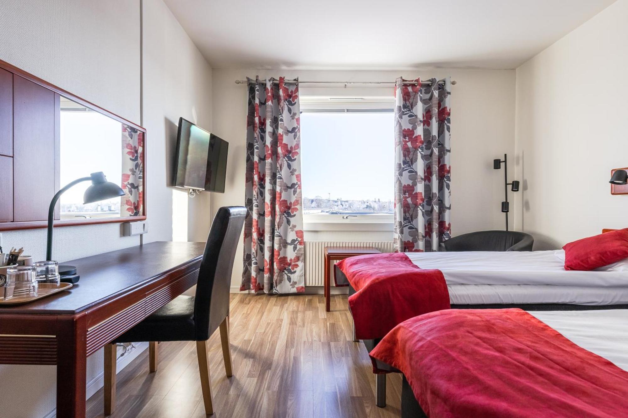 Hotell Kung Goesta By First Мора Екстериор снимка