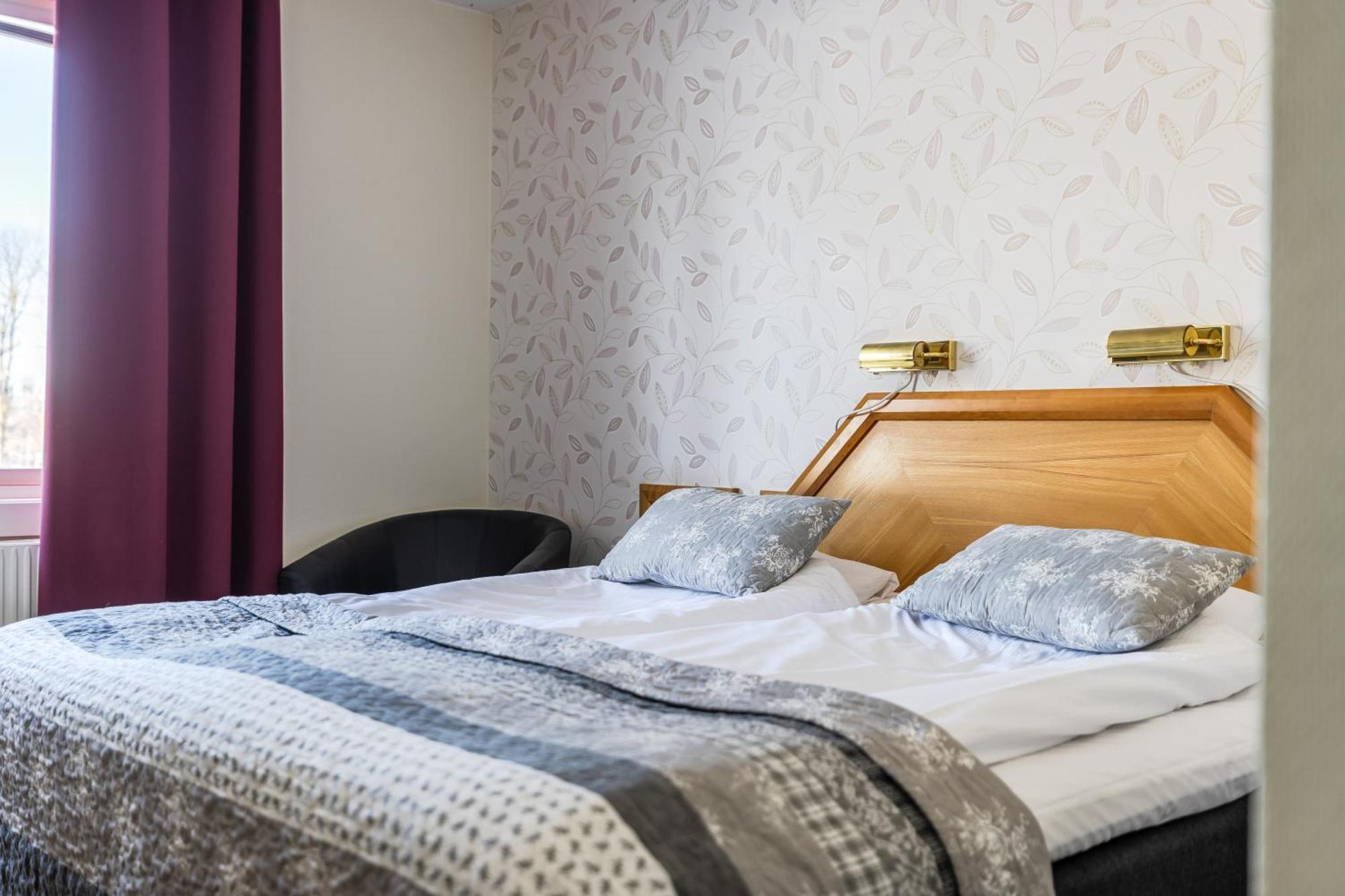 Hotell Kung Goesta By First Мора Екстериор снимка