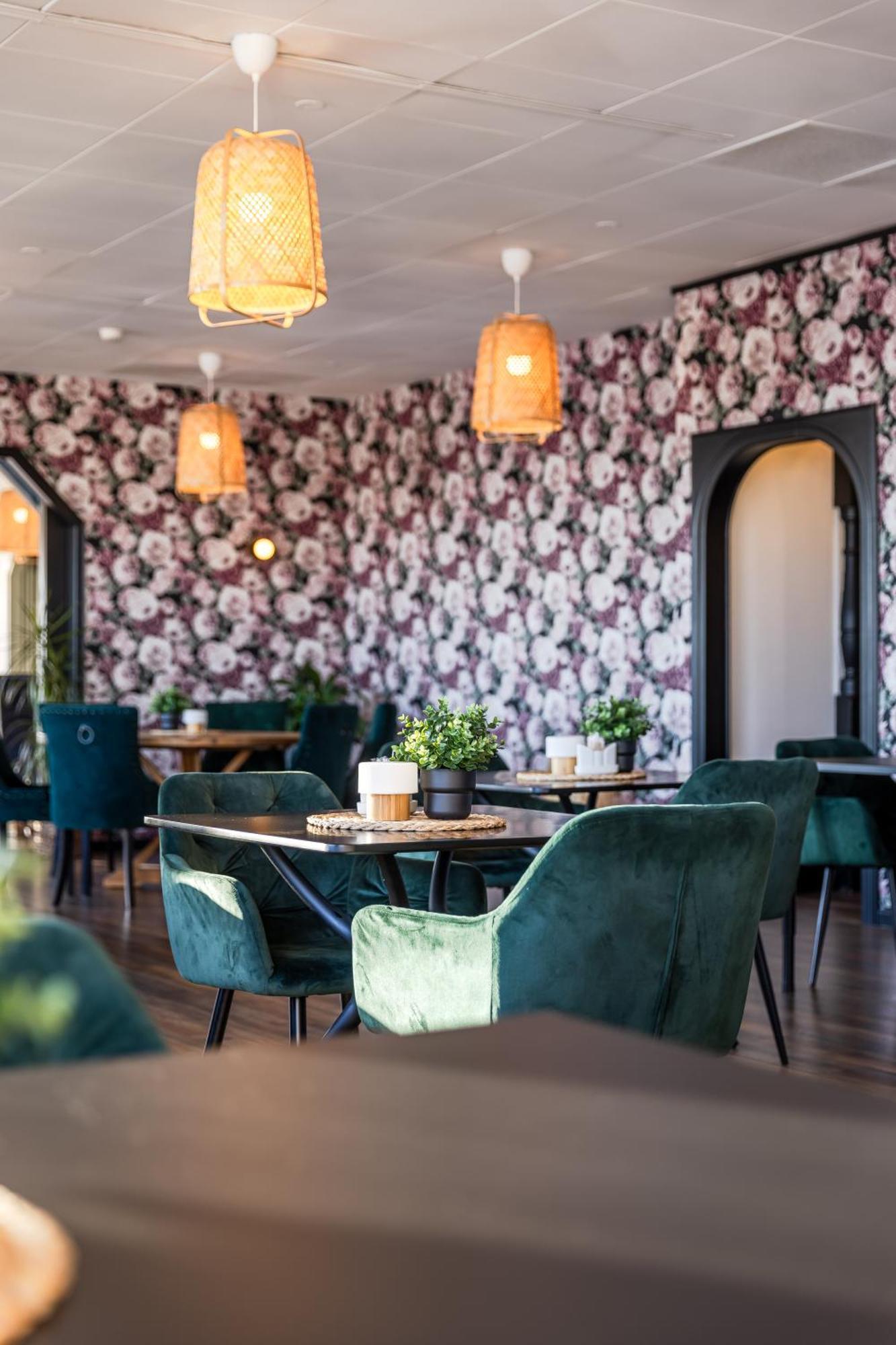 Hotell Kung Goesta By First Мора Екстериор снимка