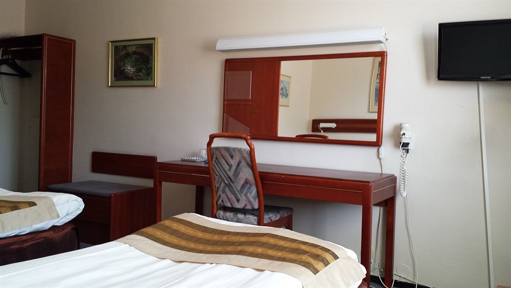 Hotell Kung Goesta By First Мора Екстериор снимка