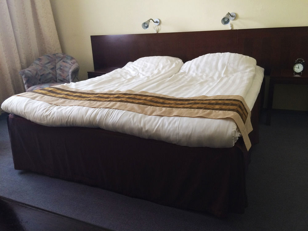 Hotell Kung Goesta By First Мора Екстериор снимка